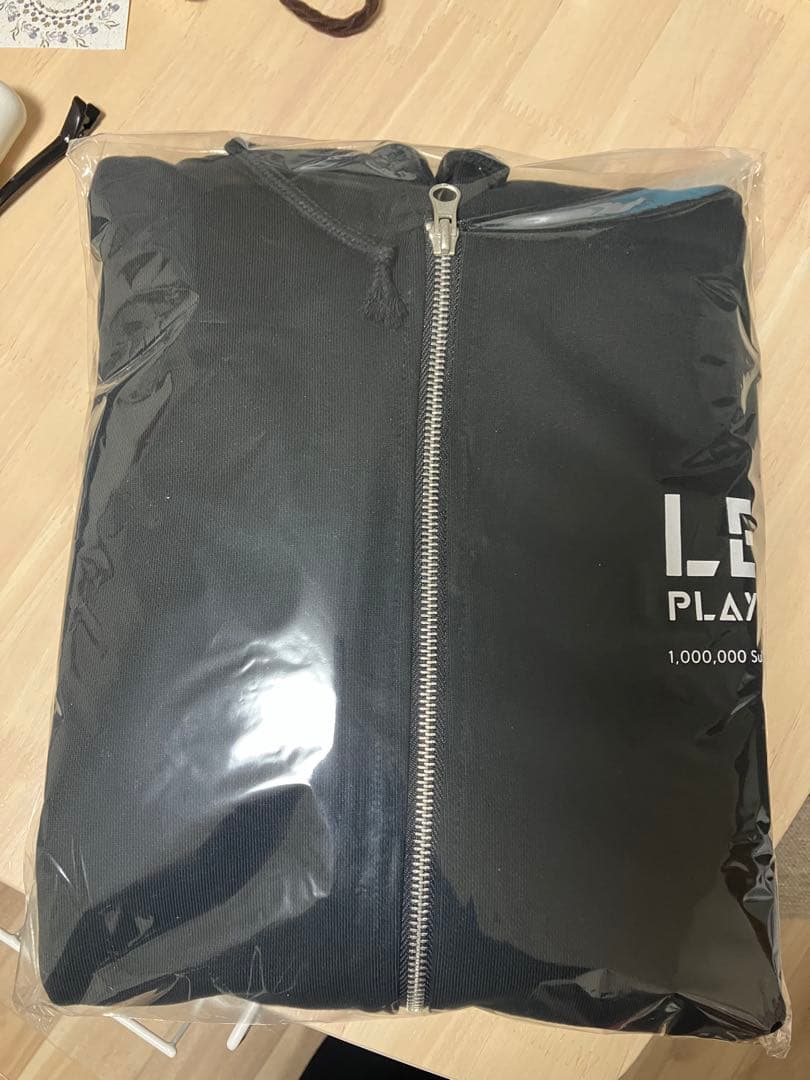 山田涼介　LEO ビッグパーカー バックプリントデザイン　ジップパーカー