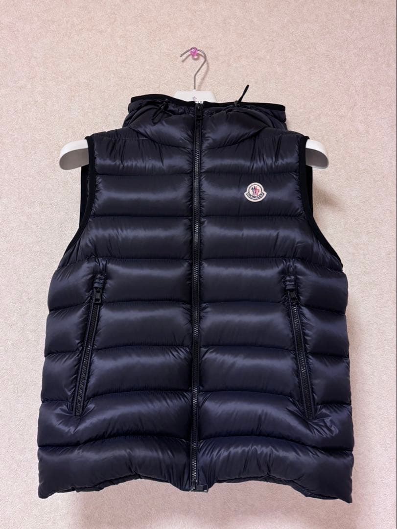 MONCLER ネイビーフード付きダウンベスト