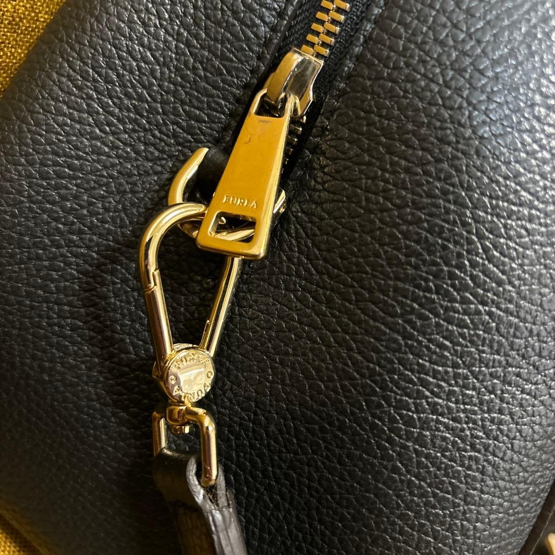 FURLA 黒 レザー ハンドバッグ