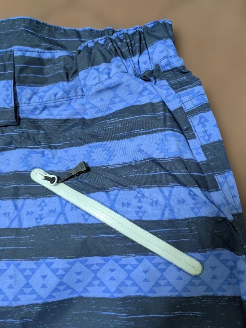 フィッシングパンツ 青と黒のストライプ