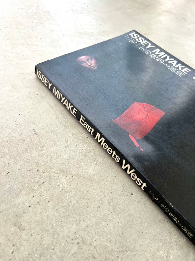 ISSEY MIYAKE　East Meets West　三宅一生の発想と展開