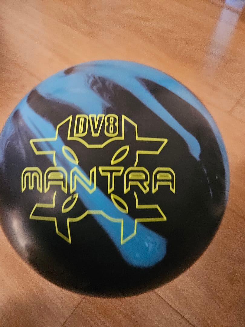 DV8 MANTRA ボウリングボール 15ポンド ブラック/ブルー/フクシア