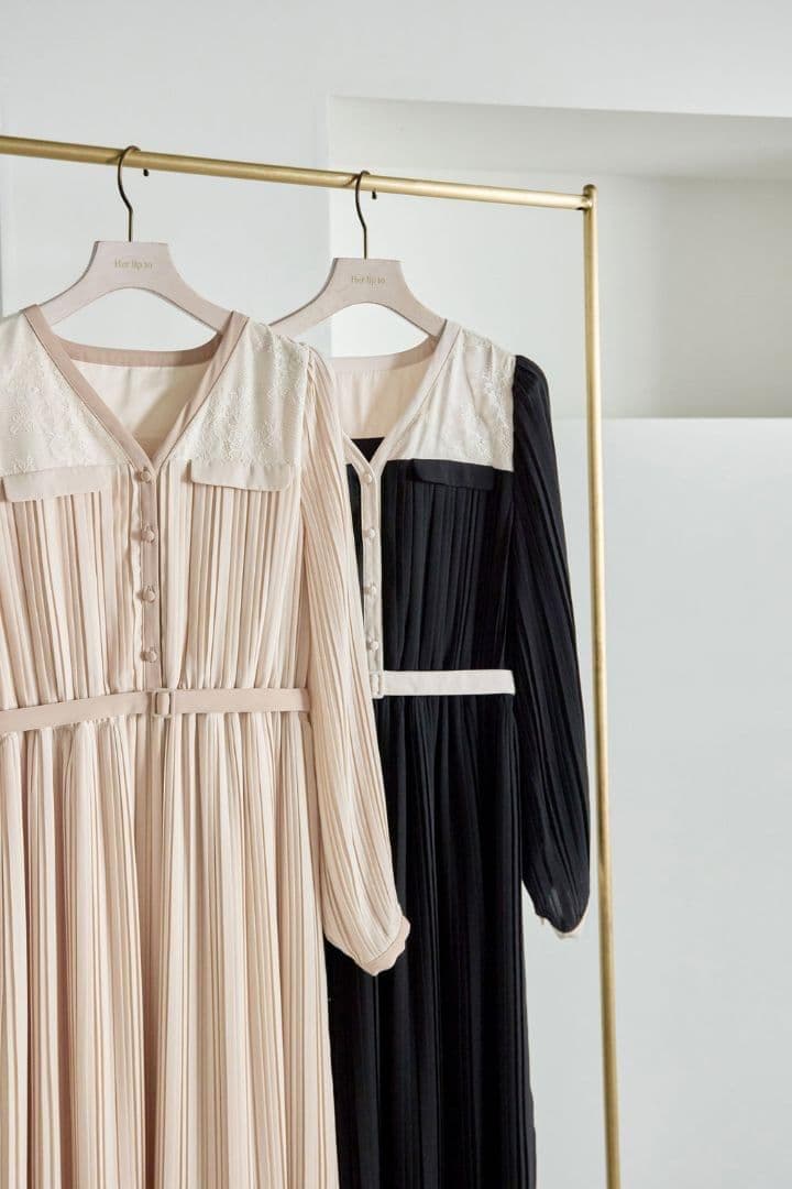 新品herlipto Point Lace Pleated Dress 黒