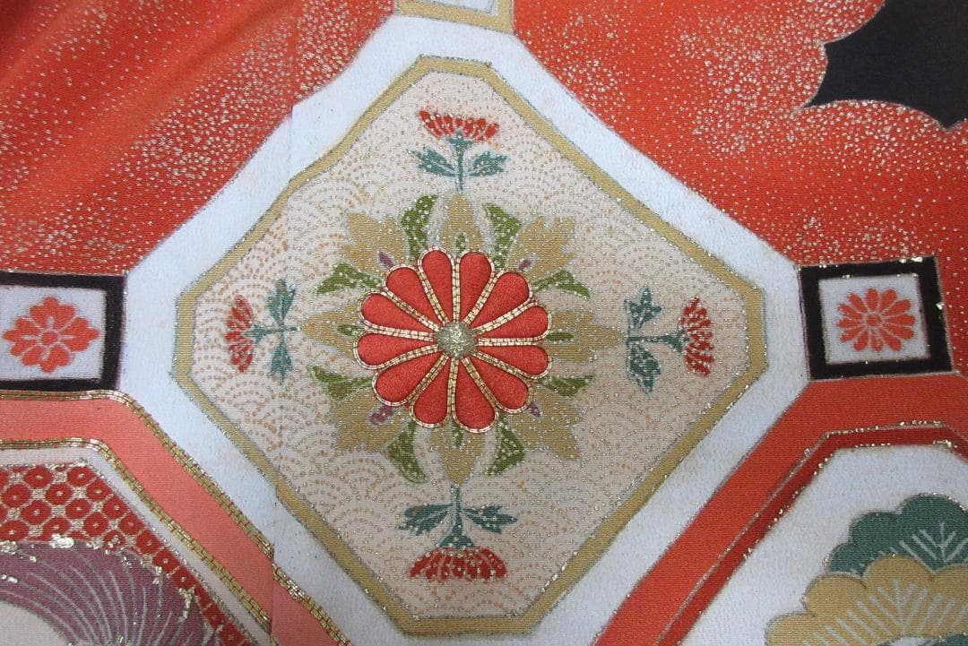 留袖リメイク　金糸刺繍　和風模様長袖ロングワンピース　シルク　ウエストリボン紐付