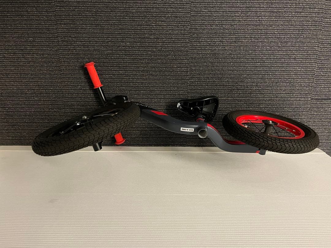 [美品] RENAULT キッズバイク ブラック/レッド　ストライダー
