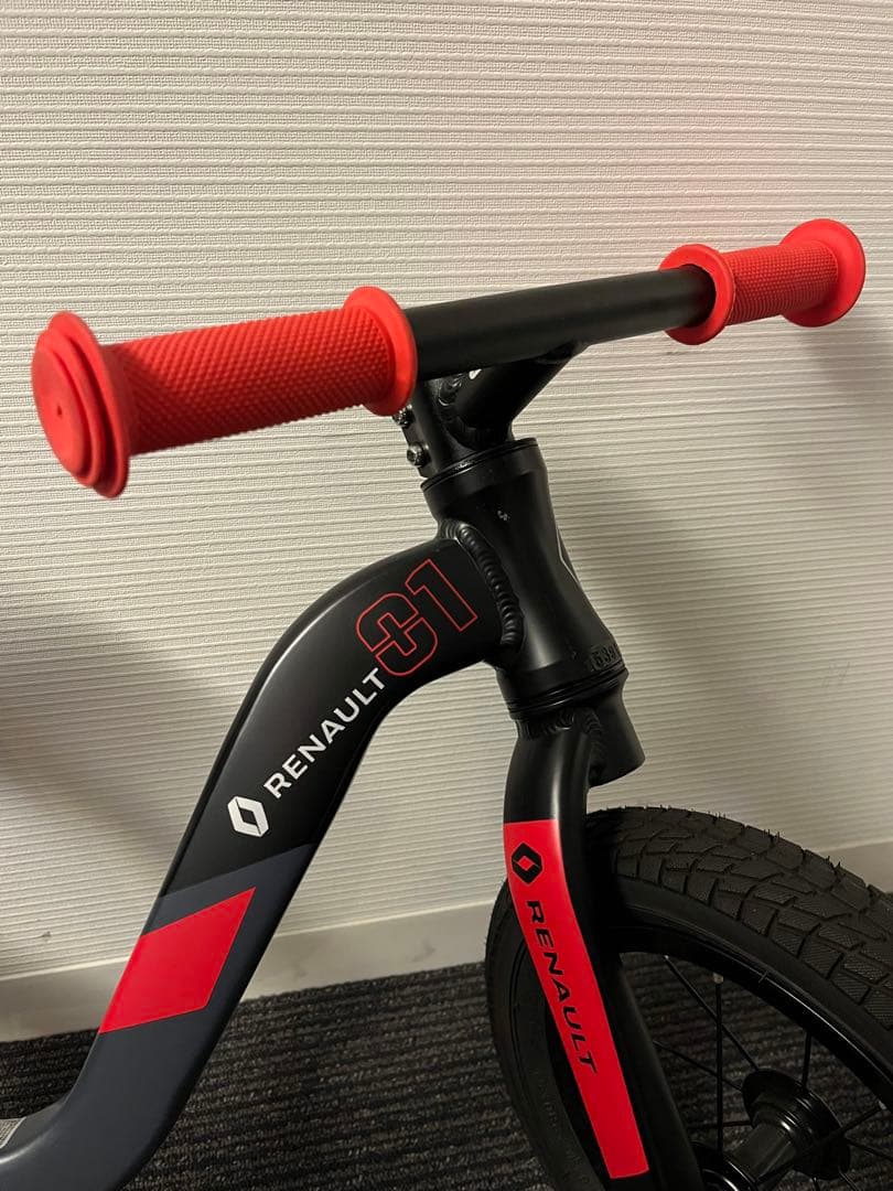 [美品] RENAULT キッズバイク ブラック/レッド　ストライダー