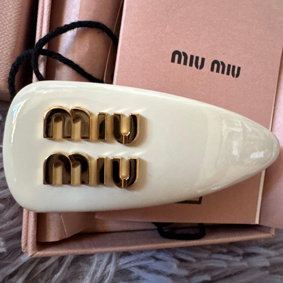 miu miu パテントレザー バレッタ アイボリー ヘアクリップ 正規品 美品