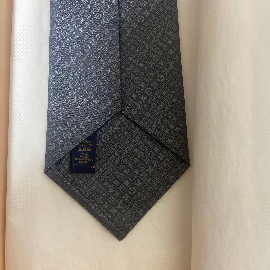 ブ*ー様 【新品未使用】LOUIS VUITTON グレー ネクタイプレゼント用