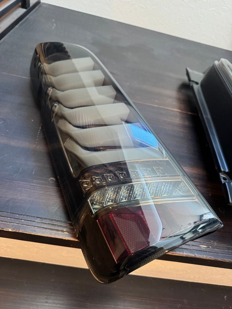 美品ハイエースヴァレンティJEWEL LEDテールランプULTRAシグマ