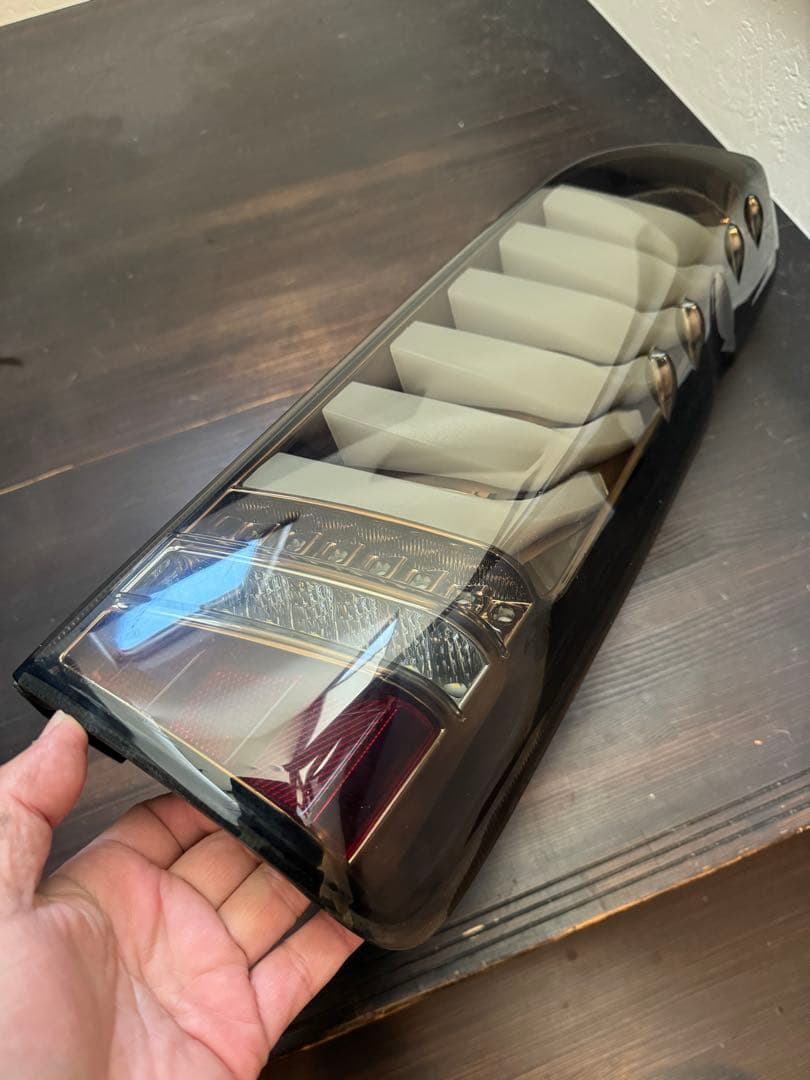 美品ハイエースヴァレンティJEWEL LEDテールランプULTRAシグマ
