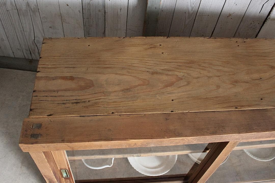 古く味のある木枠ガラス戸棚　食器棚　水屋　キャビネット　古家具