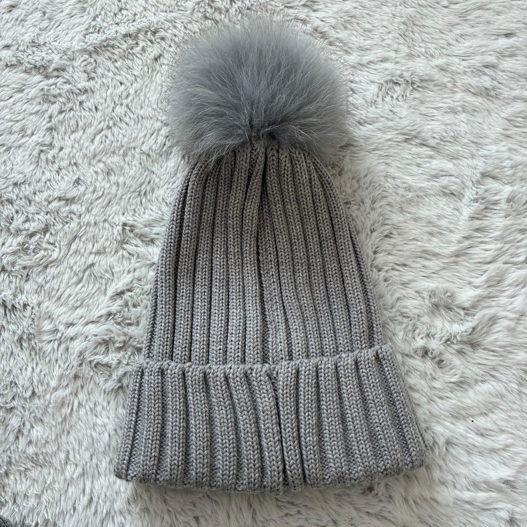 【お値下げ】MONCLER グレー ファー付きニット帽　タグ、袋付き