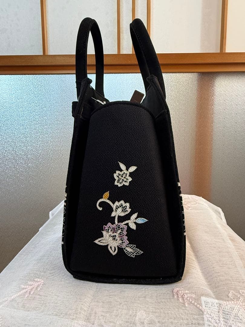 ★新品★ 岡重　黒の刺繍入りハンドバッグ