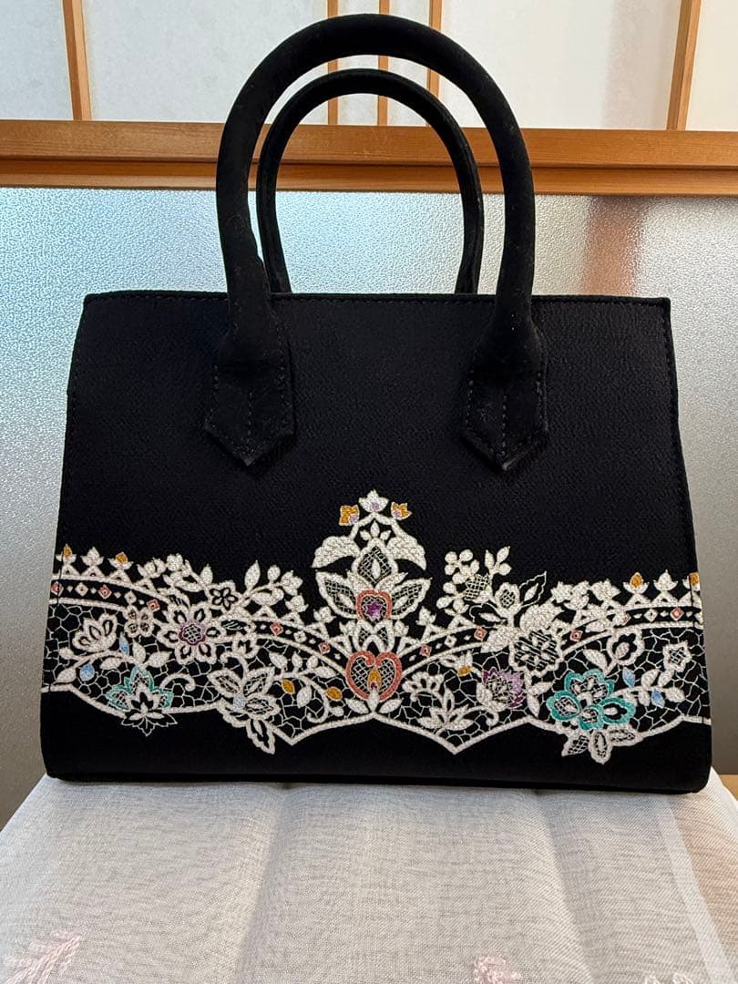 ★新品★ 岡重　黒の刺繍入りハンドバッグ