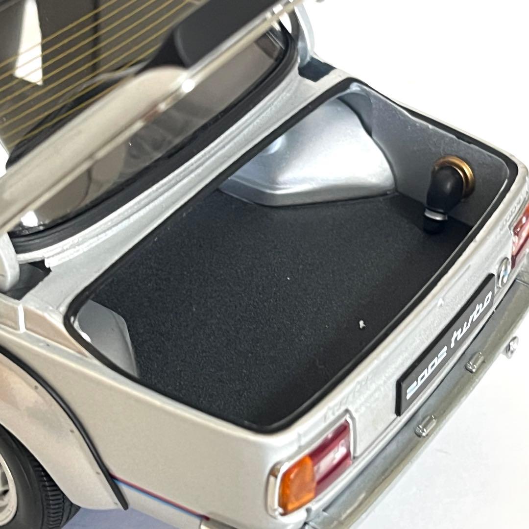 AUTO art 1/18  2002TURBO シルバー (一部破損有り
