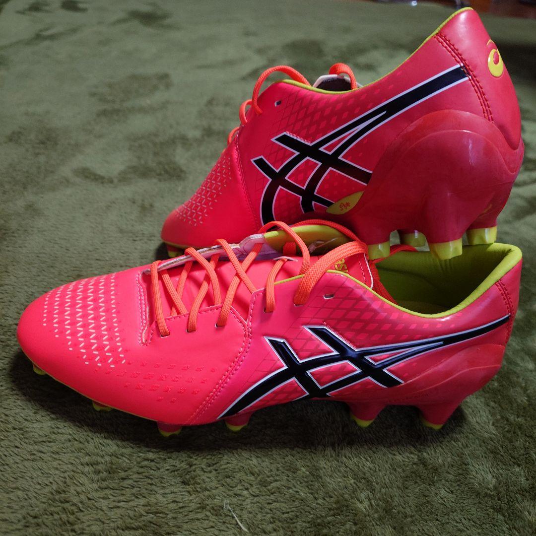 asics サッカーシューズ ピンク