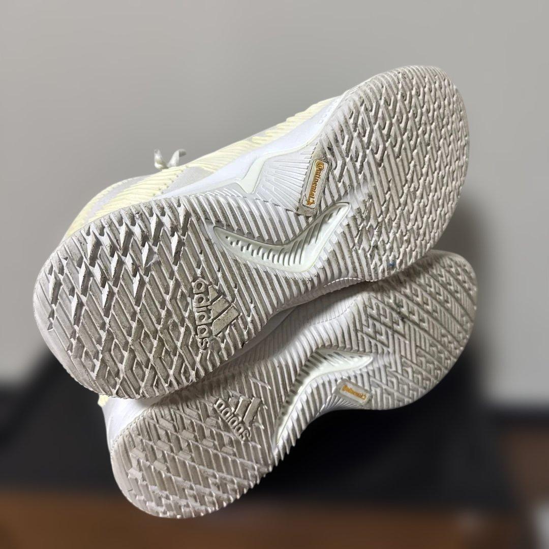 adidas バスケットボールシューズドノバン・ミッチェルのシグネチャーモデル