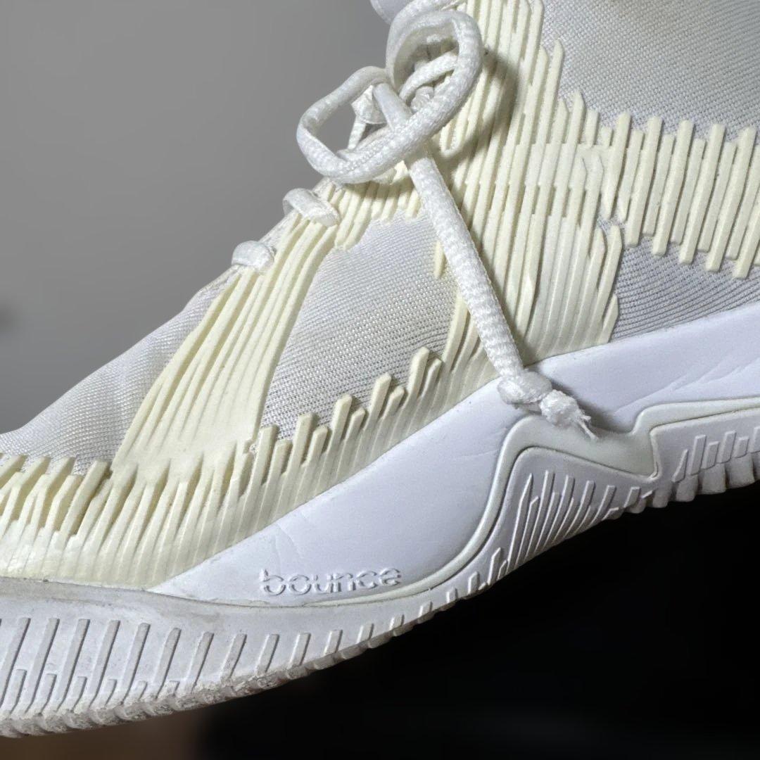 adidas バスケットボールシューズドノバン・ミッチェルのシグネチャーモデル
