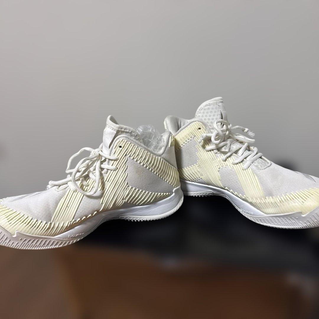 adidas バスケットボールシューズドノバン・ミッチェルのシグネチャーモデル
