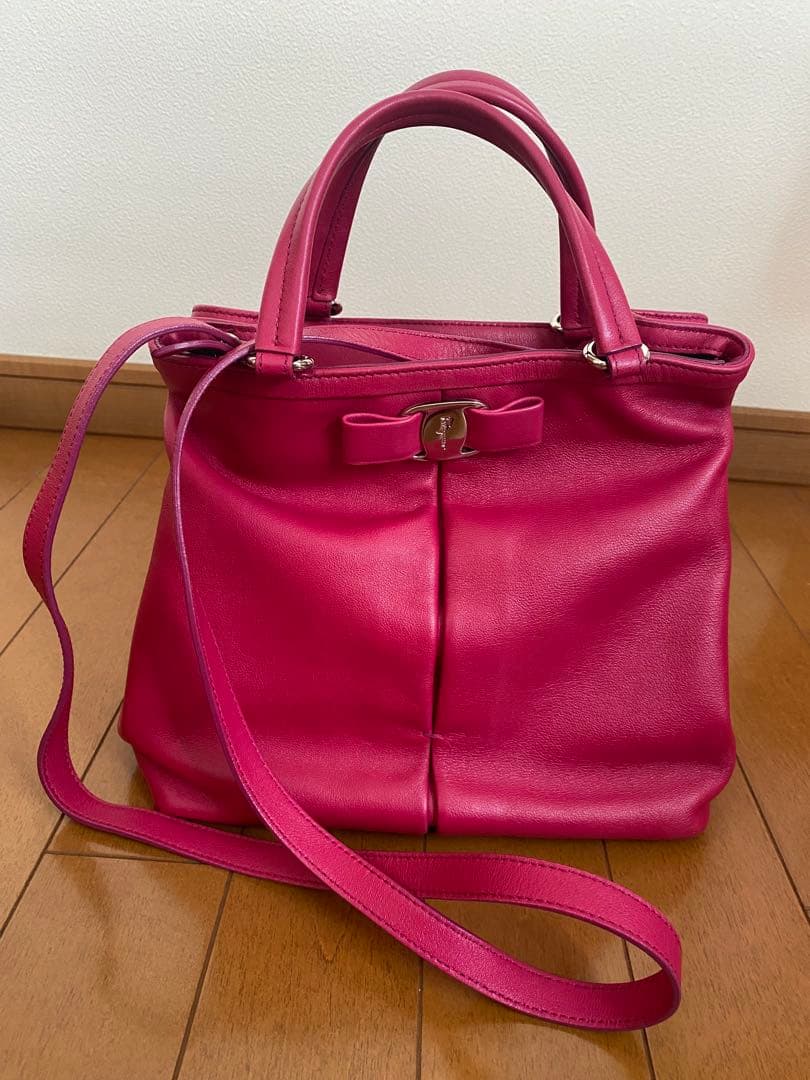 Ferragamo フェラガモ　VARA バッグ　ピンク