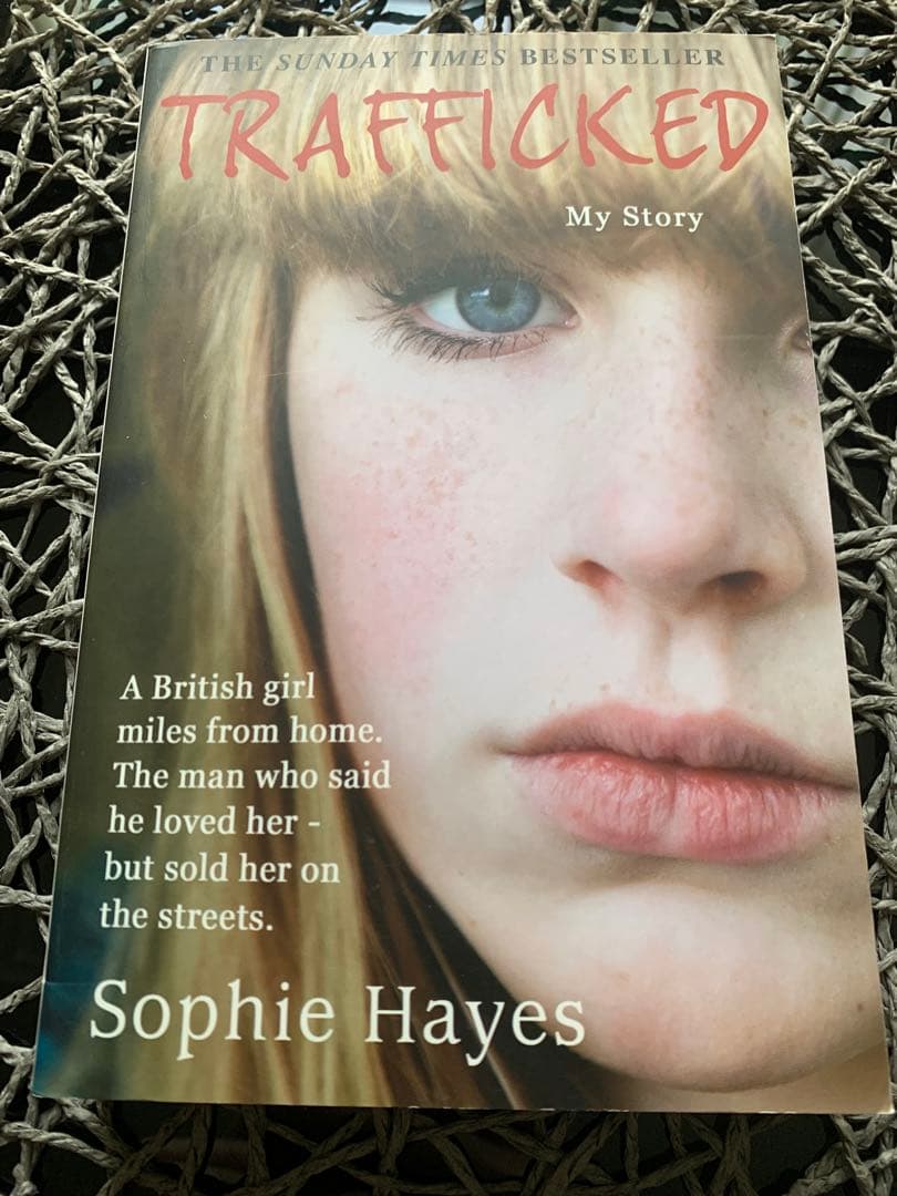 2冊セットTrafficked , The twins 洋書