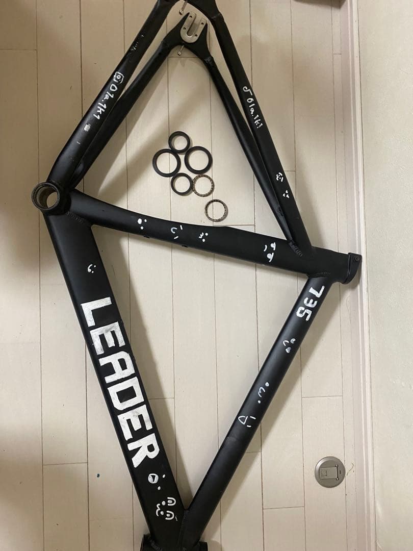 ピストバイクフレーム水曜日までならタイヤつけます