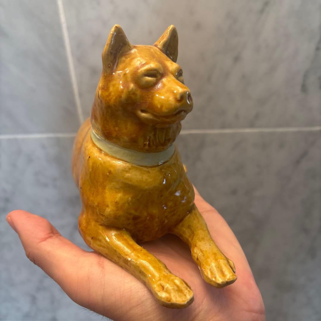九谷焼　作家さんもの　独特の色彩と平和的で優雅な姿が美しい秋田犬の陶器オブジェ