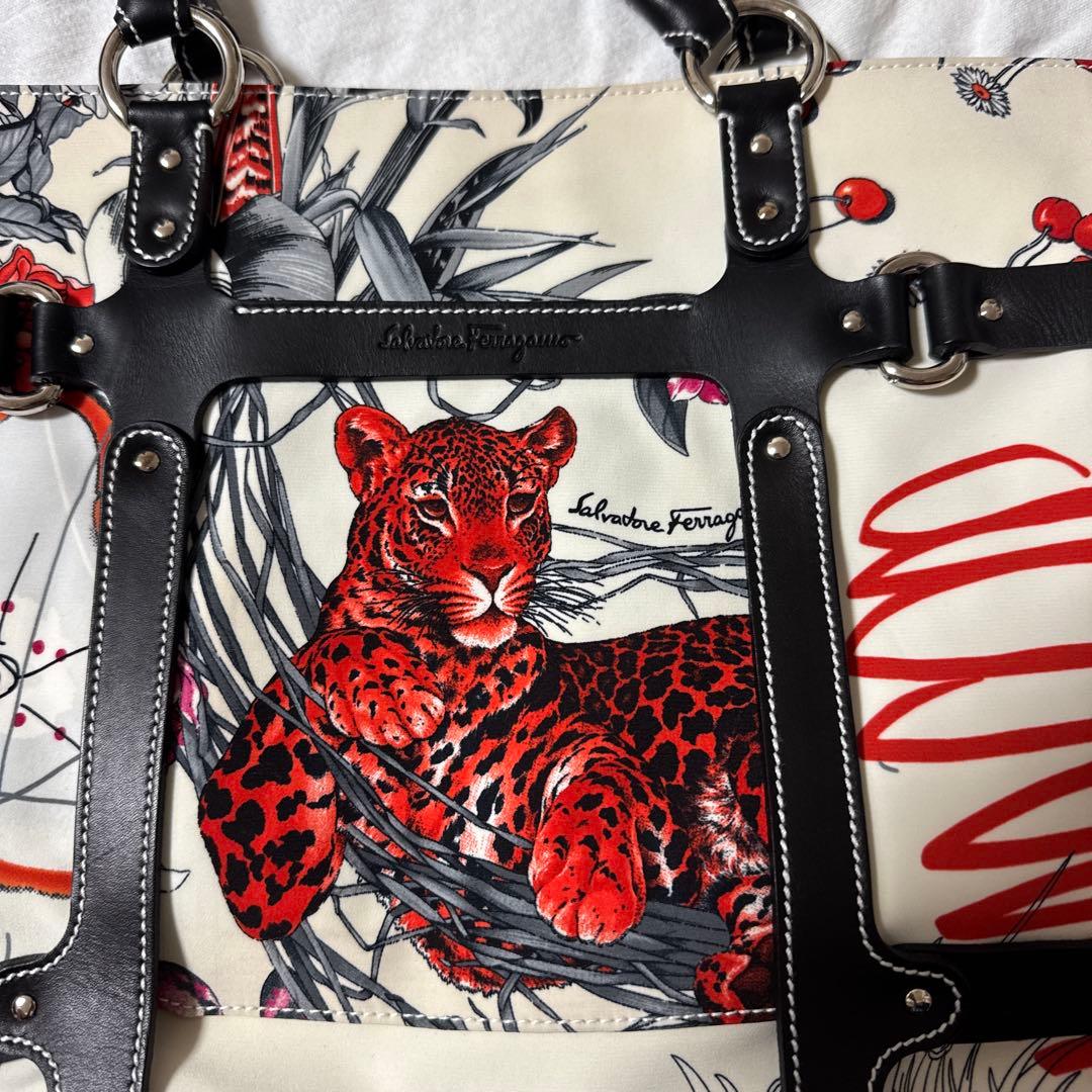 新品 未使用 フェラガモ ヒョウ 花柄 バッグ 布袋付き