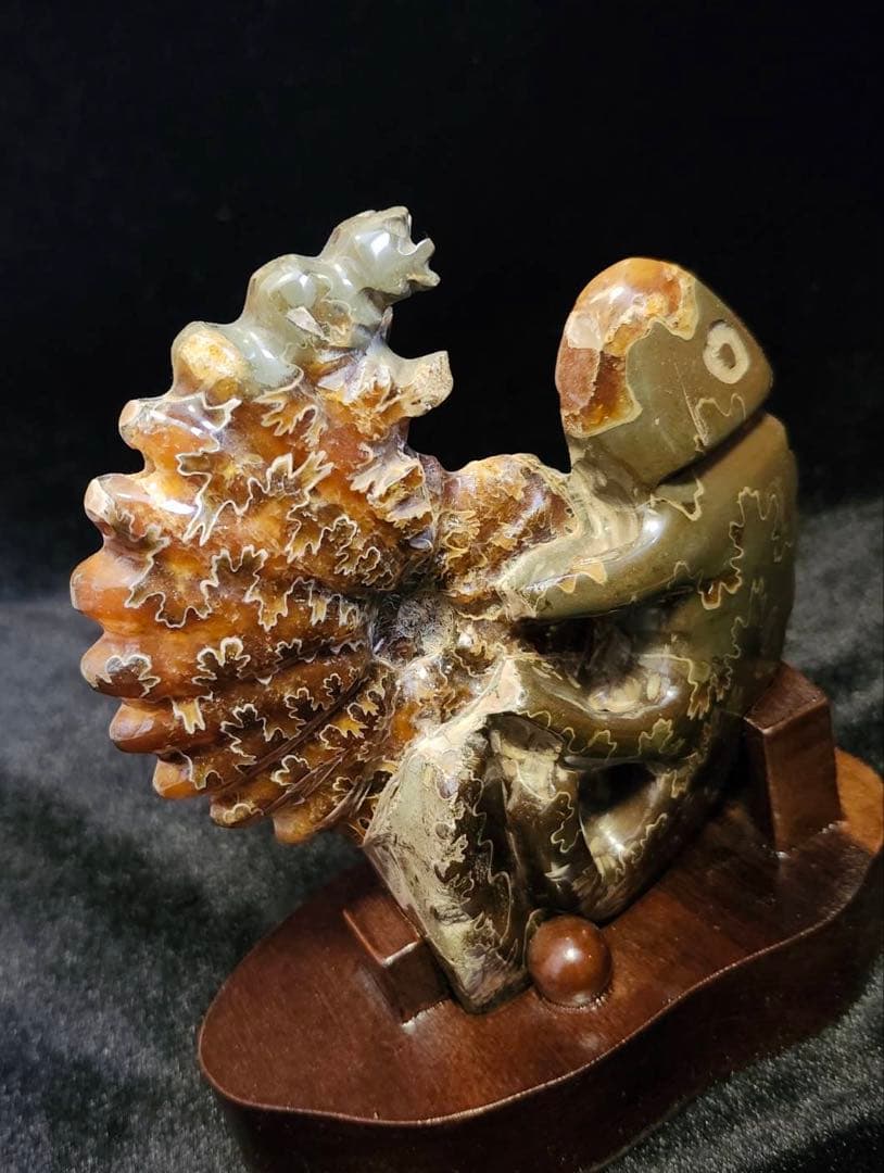 アンモナイト彫刻 トカゲ台座付き