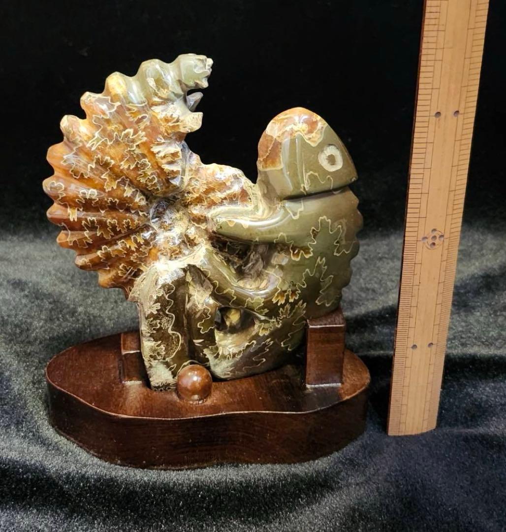 アンモナイト彫刻 トカゲ台座付き