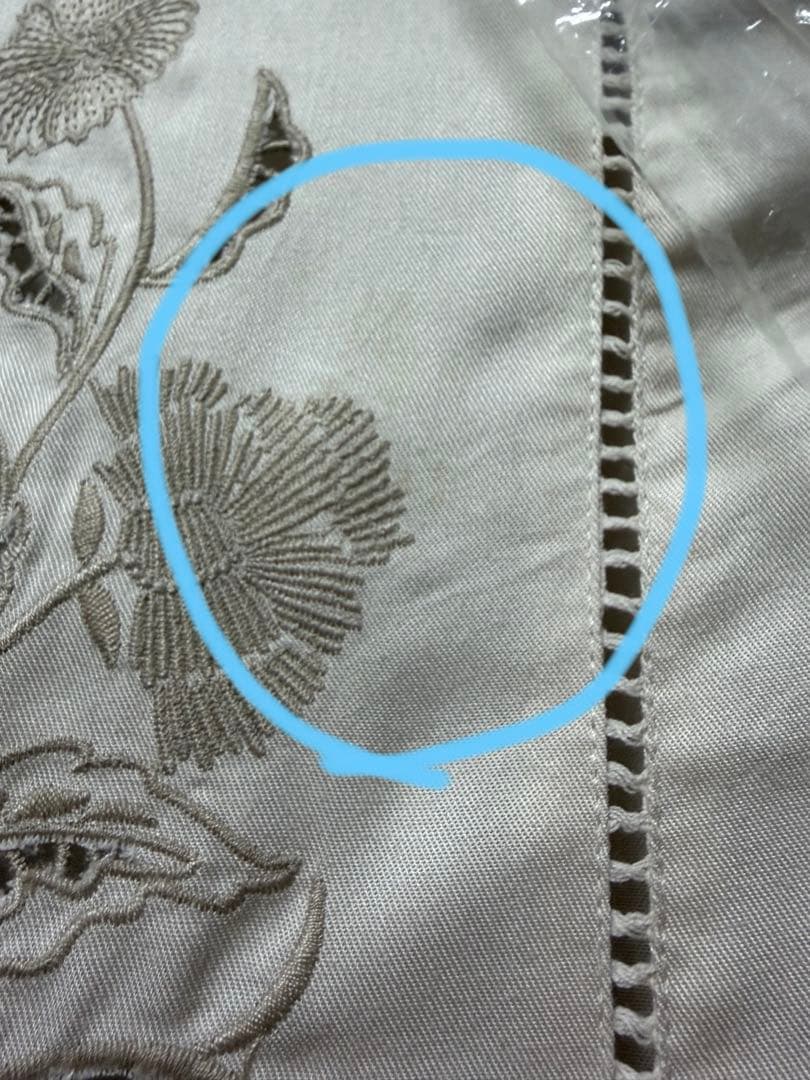 ameri vintageアメリヴィンテージ　刺繍入りベージュ長袖ブラウス