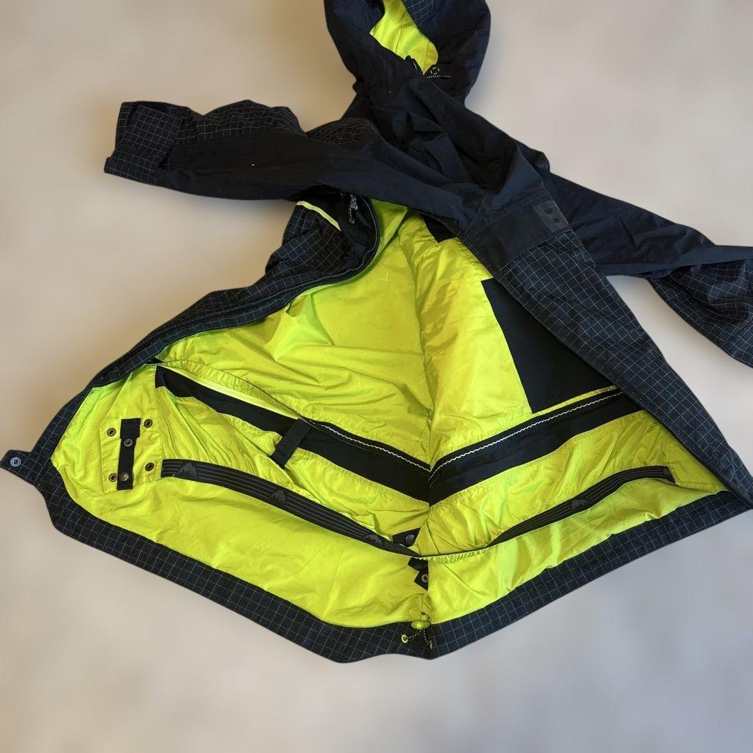 BURTON スノーボードジャケット 防水衣類専用の洗剤で洗いました。