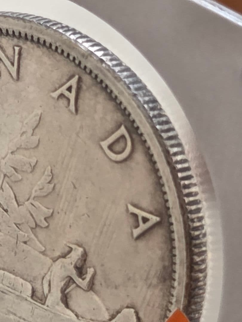 (稀少なバラエティ)　カナダ連邦　エリザベス2世　1 ドル銀貨　1957