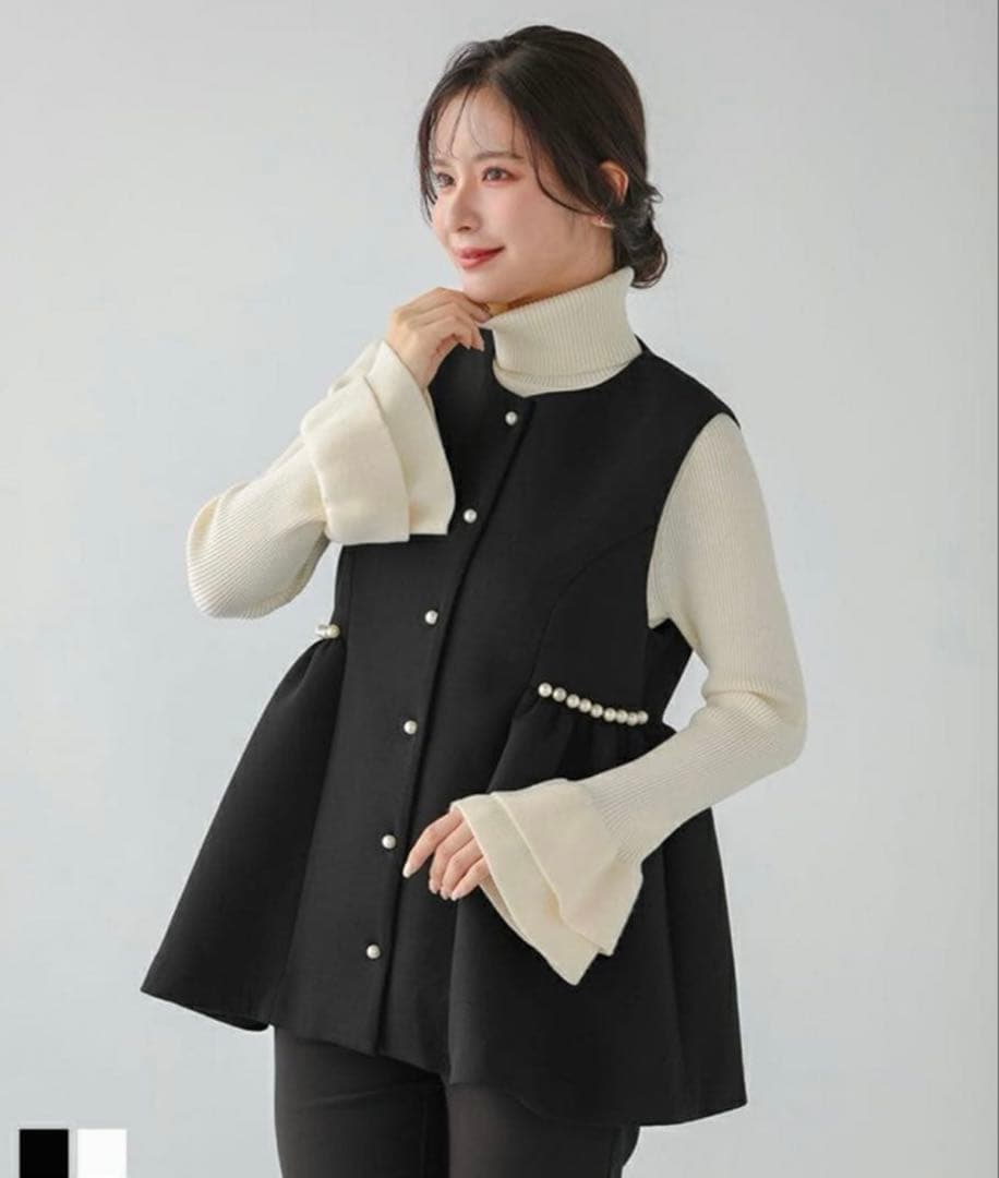 fitmore フィットモア パールボタンペプラムジレ ブラック