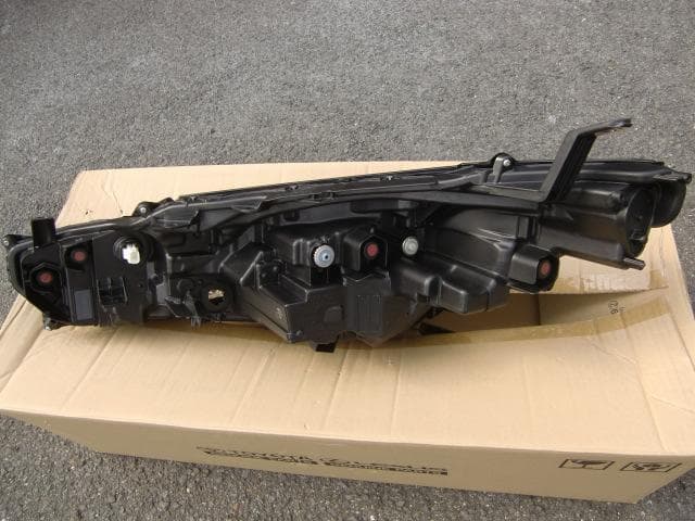 プリウス　ZVW60　右ヘッドランプ