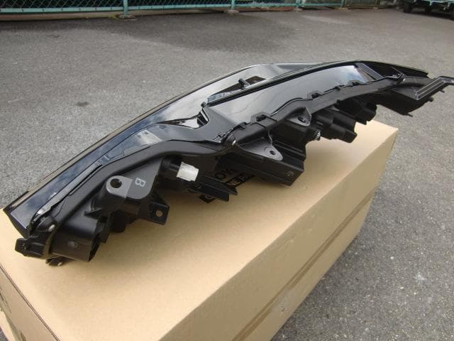 プリウス　ZVW60　右ヘッドランプ