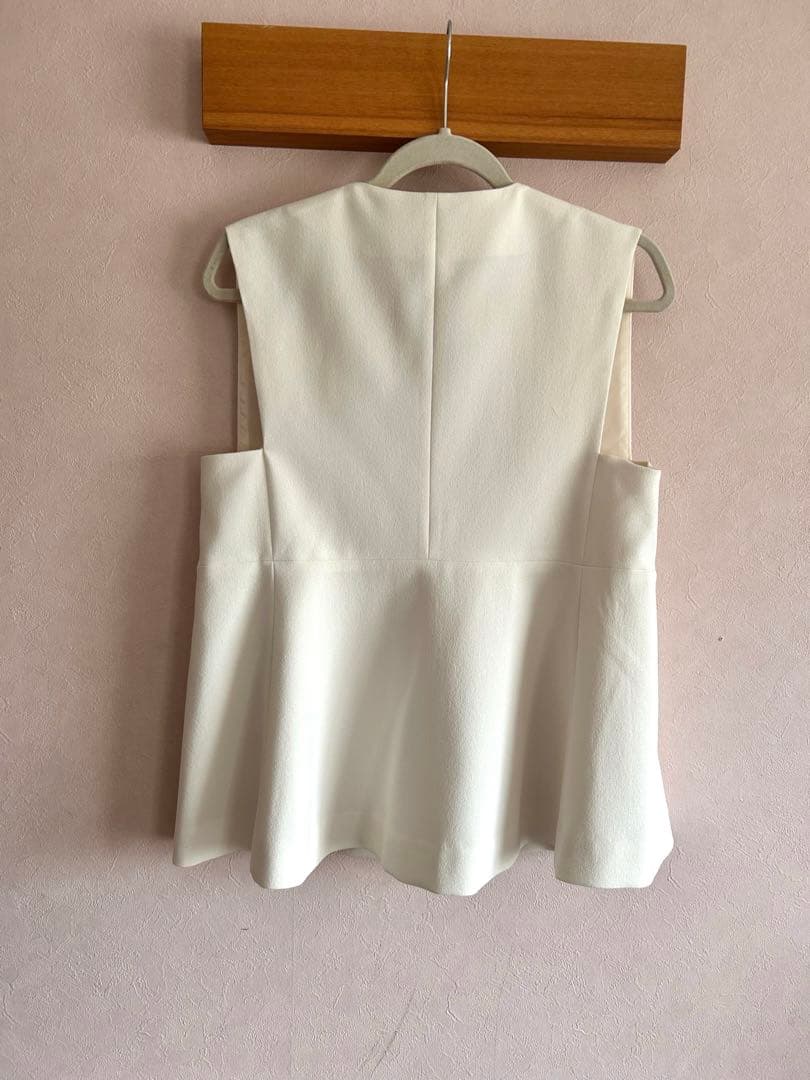 ノーカラーペプラムジレ