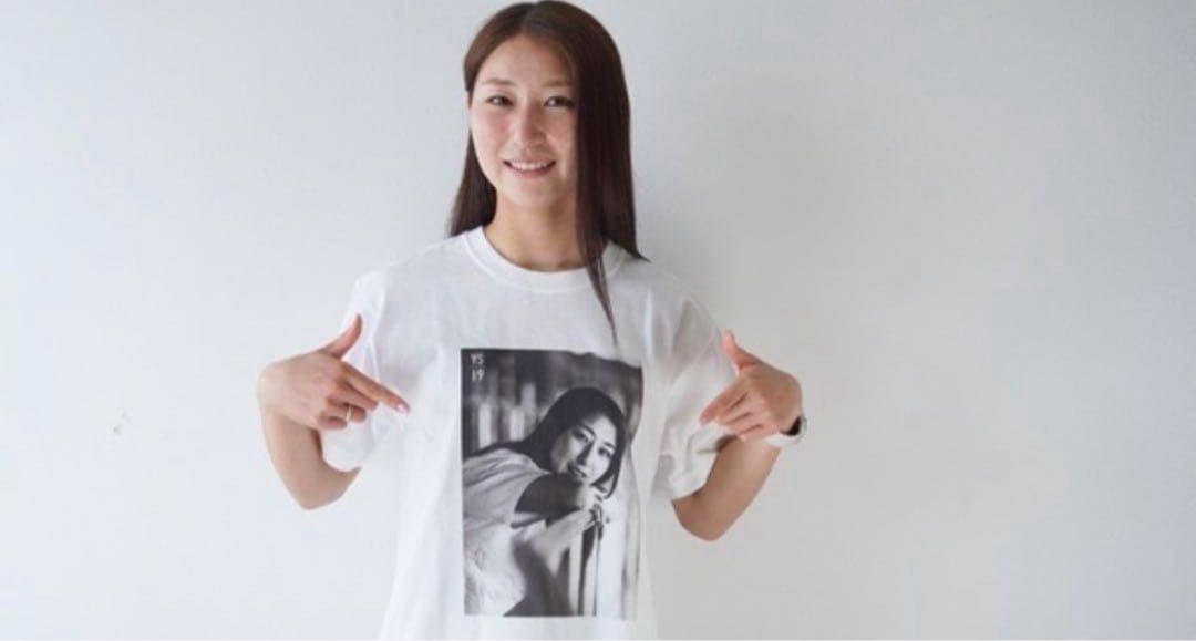 浦和レッズレディースグラフィックフォトTシャツ 塩越柚歩