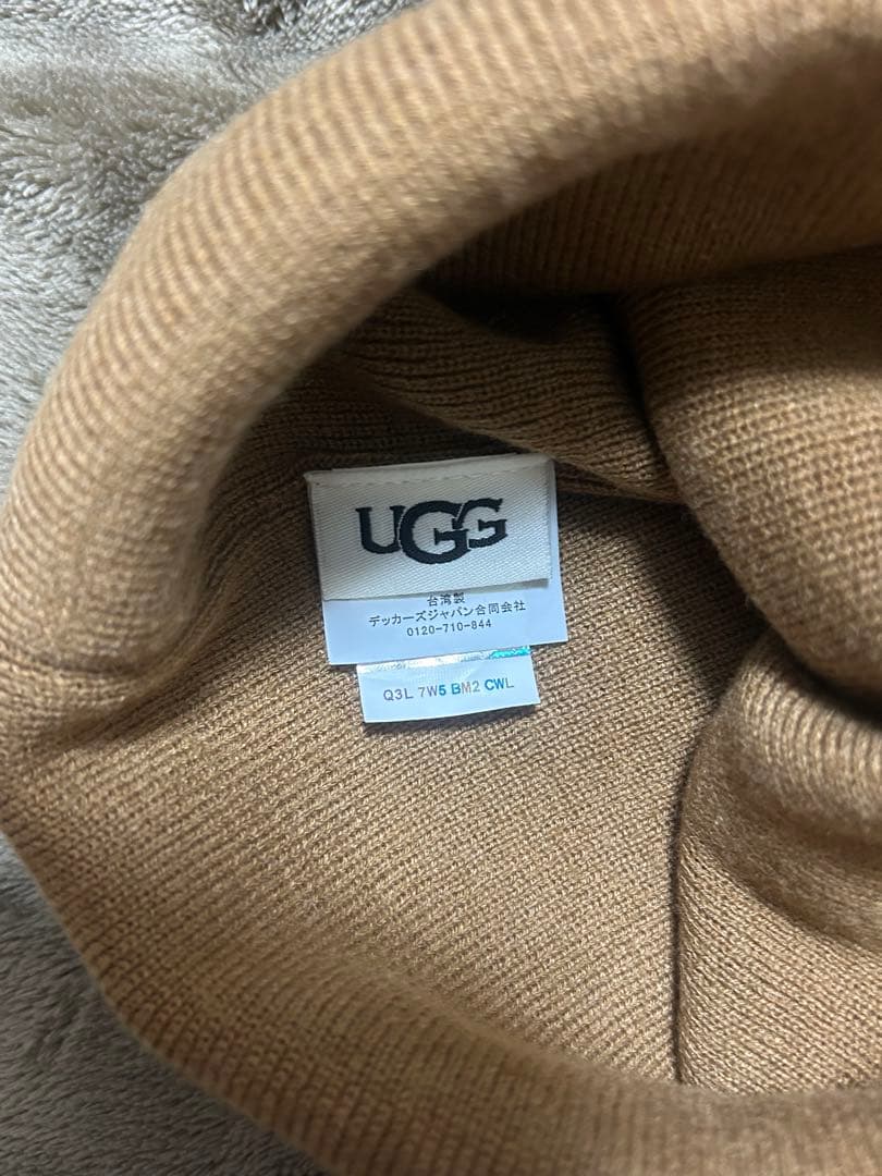 UGG ベージュ ビーニー ロゴ入り