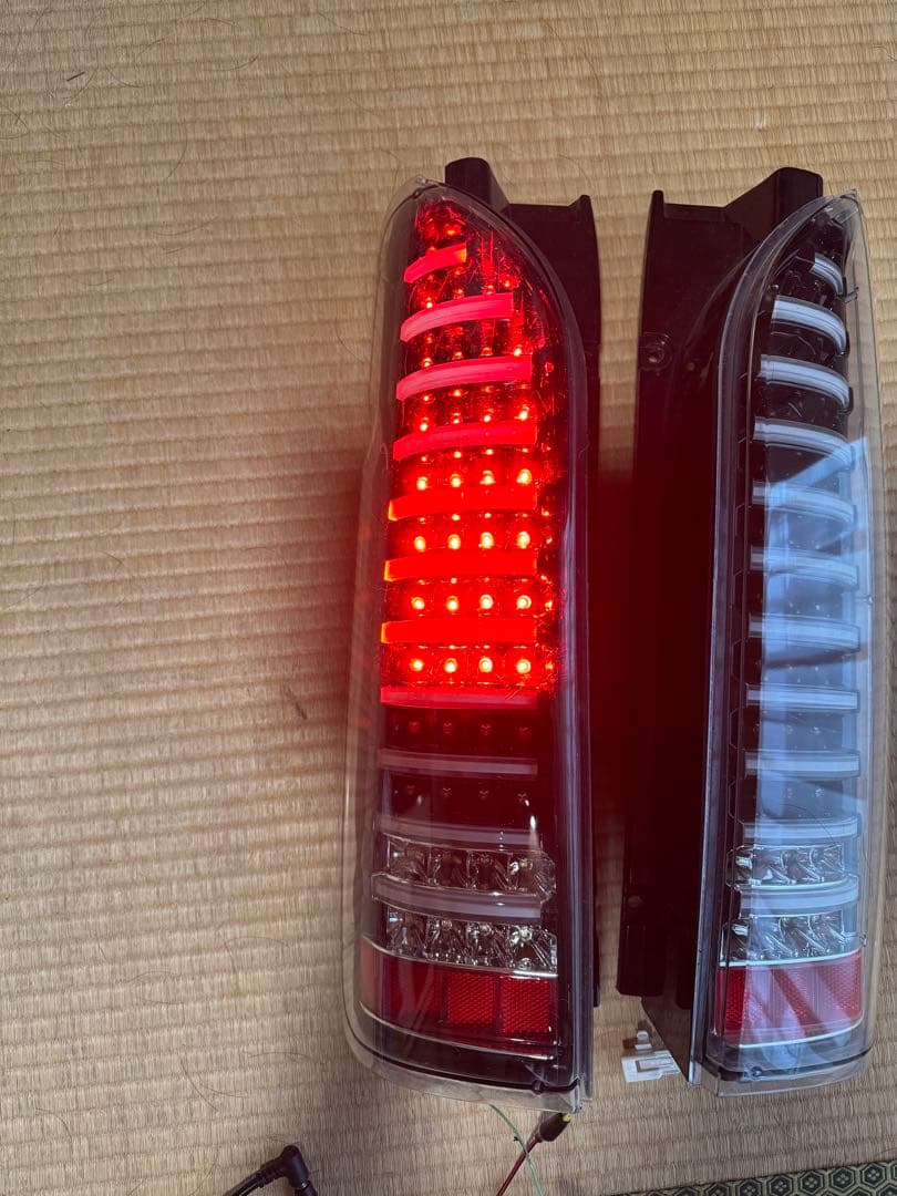 ①200系ハイエースバン　社外LEDテールランプセット　点灯確認済　送料込み