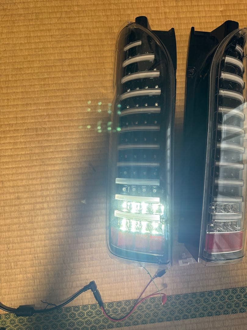 ①200系ハイエースバン　社外LEDテールランプセット　点灯確認済　送料込み