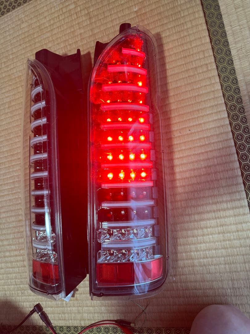 ①200系ハイエースバン　社外LEDテールランプセット　点灯確認済　送料込み