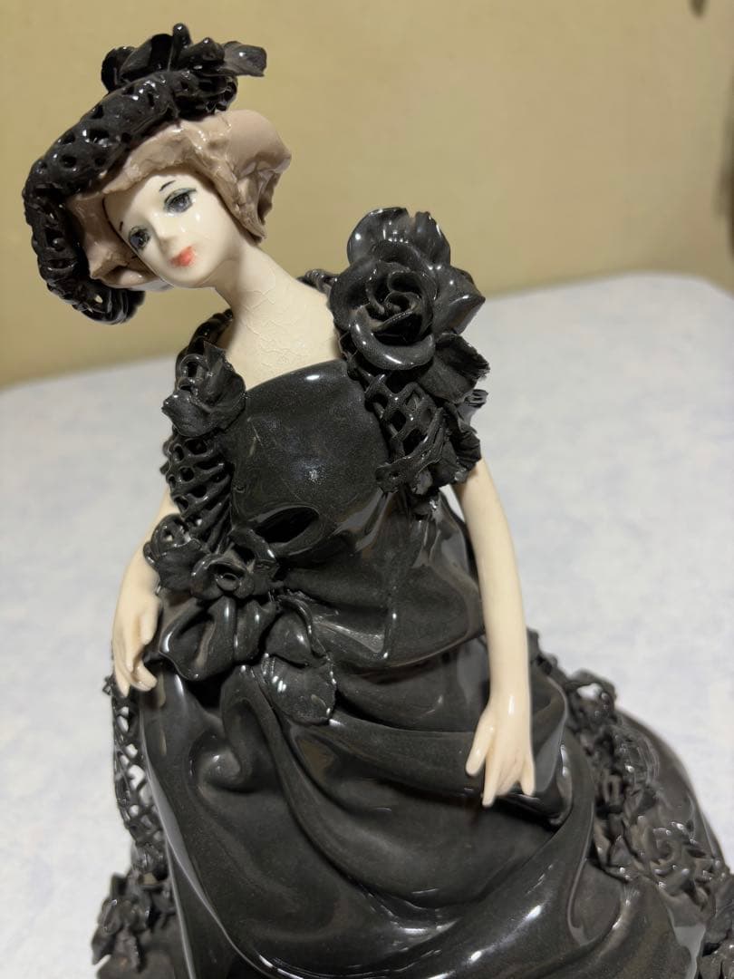 ロマンドール 黒いドレス 女性像 置物 インテリア 陶器