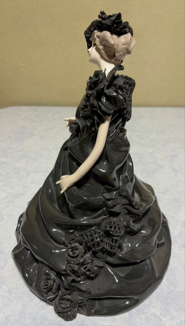 ロマンドール 黒いドレス 女性像 置物 インテリア 陶器