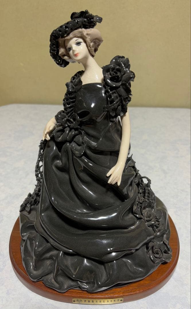 ロマンドール 黒いドレス 女性像 置物 インテリア 陶器