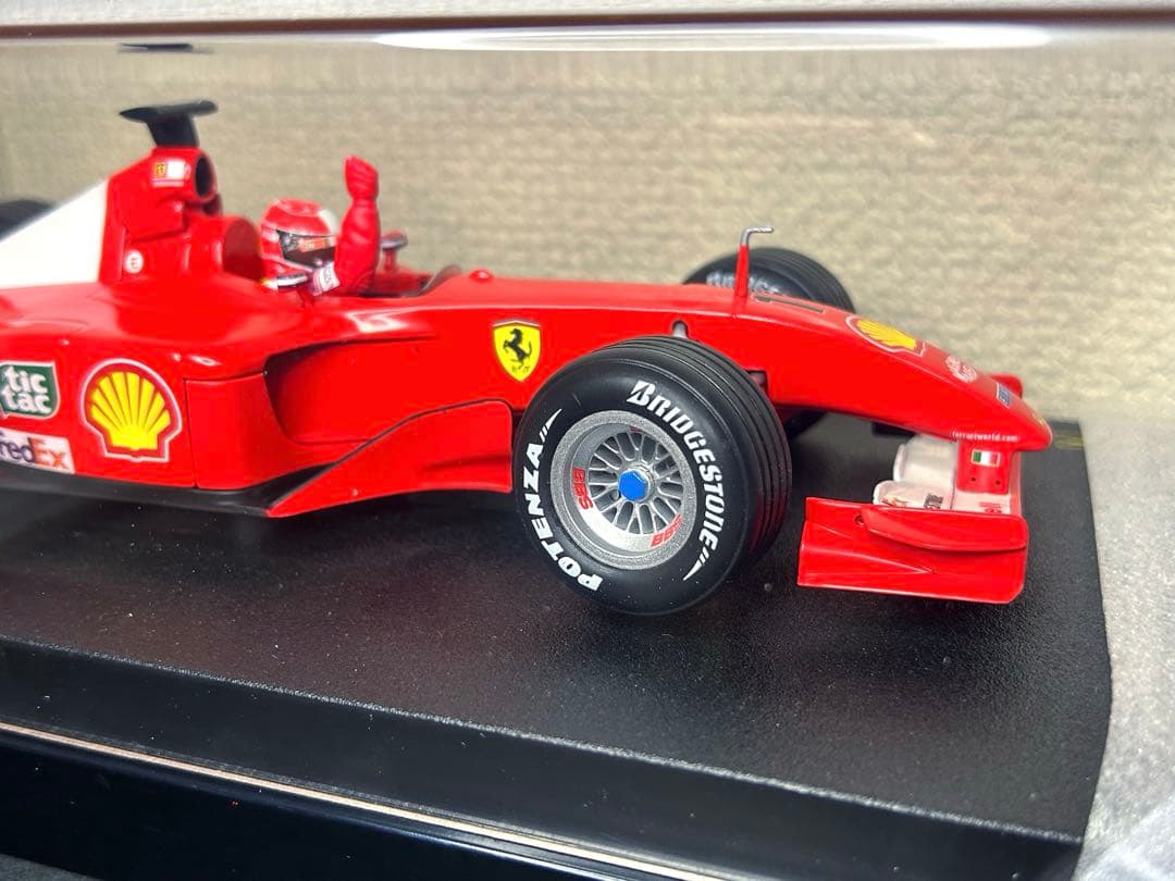 Hotwheels1/18フェラーリ2001ワールドチャンピオンM.シューマッハ