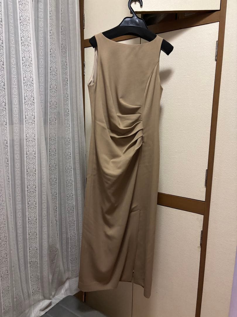 ベージュ ドレープデザイン ノースリーブワンピース