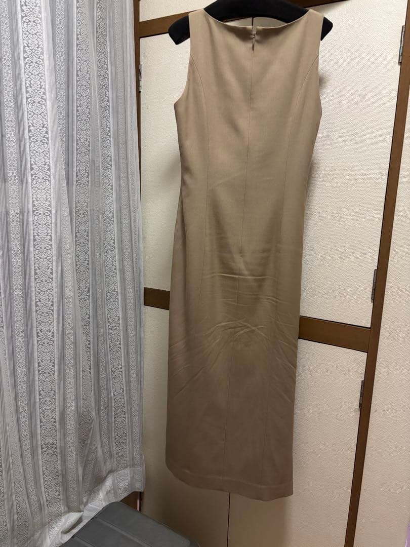 ベージュ ドレープデザイン ノースリーブワンピース