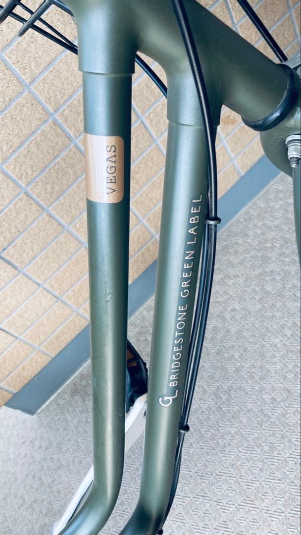 【美品】ブリヂストン_ベガス_カーキ_自転車_20インチ-前カゴ大