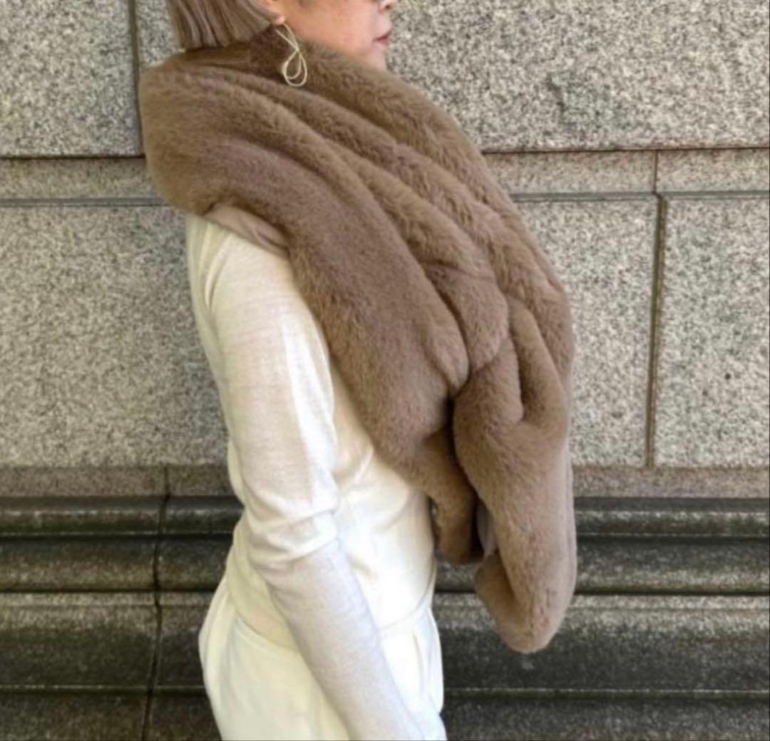 【新品タグ付き】JENNE リッチボリュームファーケープ　ベージュ